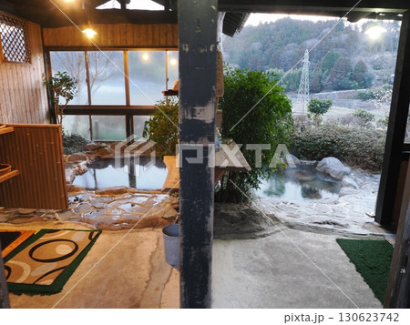 木と湯の分岐点 ― ひまつぶしの湯、入口からの二景 木と湯の分岐点 ― ひまつぶしの湯、入口からの二景 130623742