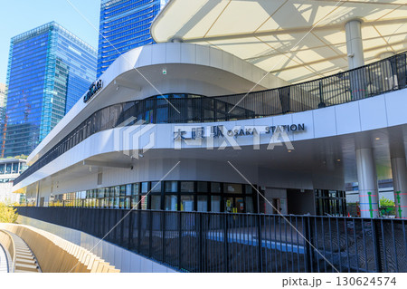 大阪梅田のビル群と大阪駅 (大阪府大阪市北区) 大阪梅田のビル群と大阪駅 (大阪府大阪市北区) 130624574