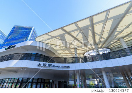 大阪梅田のビル群と大阪駅　(大阪府大阪市北区) 130624577