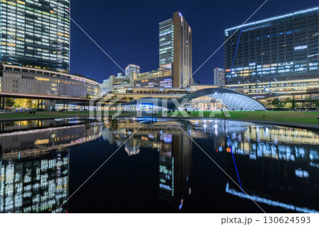 大阪梅田のビル群の夜景　(大阪府大阪市北区) 130624593