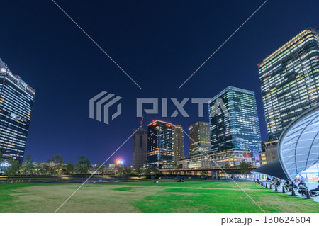 大阪梅田のビル群の夜景　(大阪府大阪市北区) 130624604