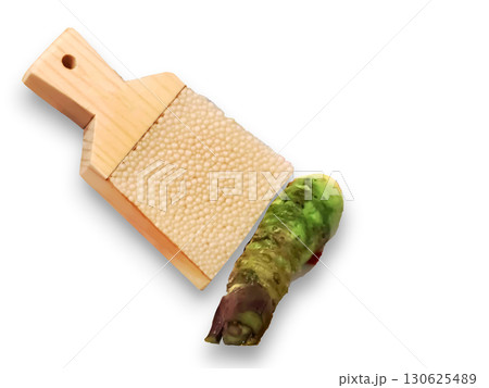 透明な背景、伝統的な日本の鮫皮おろし金の上に新鮮なわさびの根が置かれている。 透明な背景、伝統的な日本の鮫皮おろし金の上に新鮮なわさびの根が置かれている。 130625489