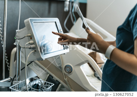 Medical Professional Operating Hospital Ventilator Screen Medical Professional Operating Hospital Ventilator Screen 130627052