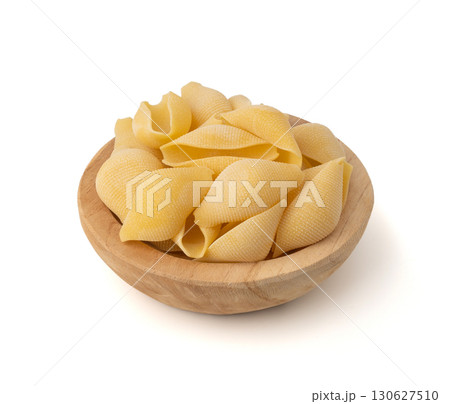 Raw conchiglioni pasta isolated. Dry conchiglie noodle in shell shape, big Italian macaroni 130627510