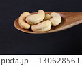 スプーンに盛ったカシューナッツ 130628561
