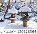 雪帽子をかぶった二つの石灯籠と冬の庭園 130628564