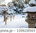 夕日に照らされる雪の石灯籠と日本庭園 130628565