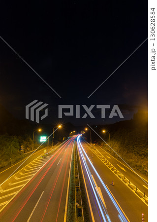 高速道路の車の光跡（大分県九重町） 130628584