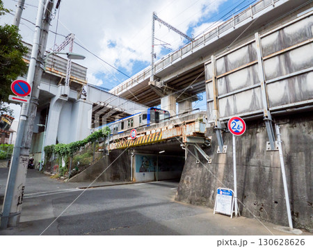 【品川区】道路と鉄道が多重に立体交差する景色 130628626