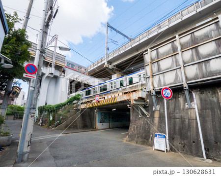 【品川区】道路と鉄道が多重に立体交差する景色 130628631