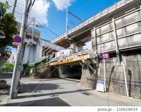 【品川区】道路と鉄道が多重に立体交差する景色 【品川区】道路と鉄道が多重に立体交差する景色 130628634