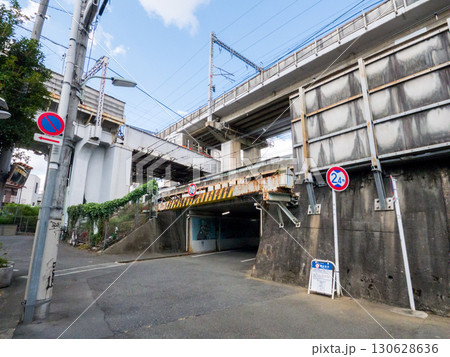 【品川区】道路と鉄道が多重に立体交差する景色 130628636