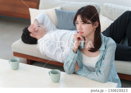 休日にだらける夫と不満の妻 休日にだらける夫と不満の妻 130628823