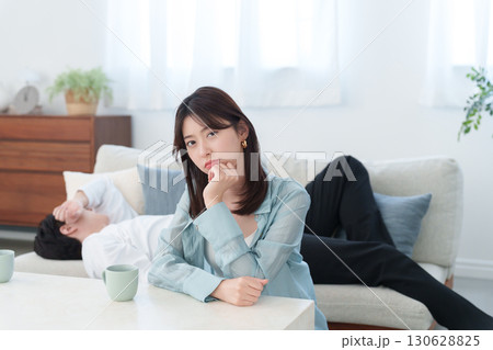 休日にだらける夫と不満の妻 休日にだらける夫と不満の妻 130628825