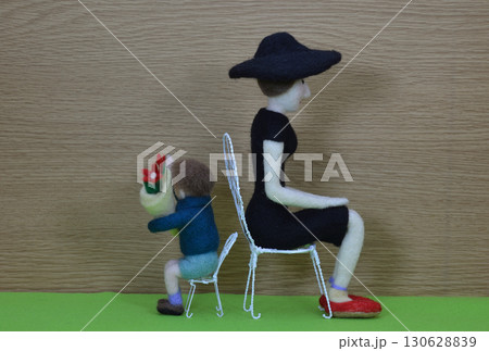 花束を持った子供と女性 130628839