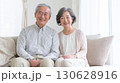 明るい部屋で微笑むシニア夫婦のポートレート 130628916
