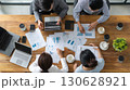 ビジネス会議の俯瞰図 資料とノートPCを囲む人々 130628921