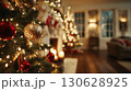 クリスマスツリーとイルミネーションの室内装飾 130628925