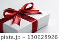 赤いリボンで包まれた白い箱 バレンタインや誕生日のギフト 130628926