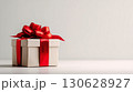 赤いリボンの白いギフトボックス プレゼントやお祝いに 130628927