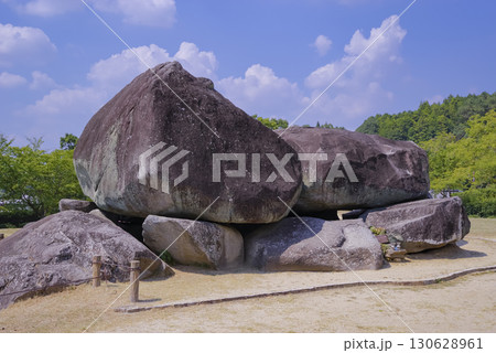 奈良県明日香村の石舞台古墳 奈良県明日香村の石舞台古墳 130628961