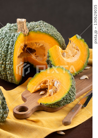 Buen Gusto de Horno Squash With Wedges On Kitchen Table 130629035