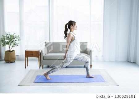 自宅でトレーニングする若い女性 自宅でトレーニングする若い女性 130629101