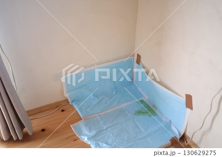 ペットシーツに犬の尿跡。室内トイレトレーニングの様子。 130629275