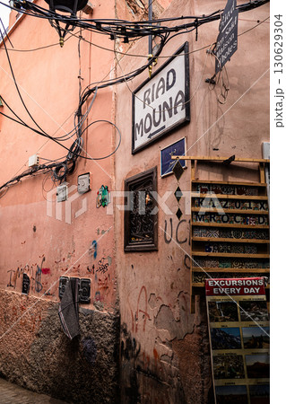 モロッコ マラケシュ迷宮の路地裏 130629304