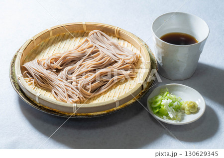 【食べ物素材】ざるに盛りつけられた戸隠そば【長野県】 130629345