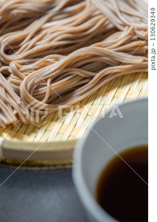 【食べ物素材】ざるに盛りつけられた戸隠そば【長野県】 【食べ物素材】ざるに盛りつけられた戸隠そば【長野県】 130629349