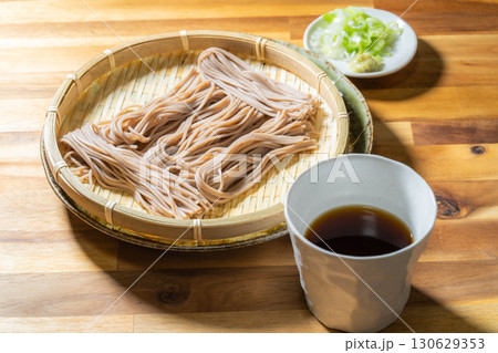 【食べ物素材】ざるに盛りつけられた戸隠そば【長野県】 【食べ物素材】ざるに盛りつけられた戸隠そば【長野県】 130629353