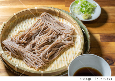 【食べ物素材】ざるに盛りつけられた戸隠そば【長野県】 130629354
