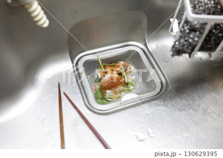 キッチンシンクに溜まった生ごみと排水口ネット 130629395