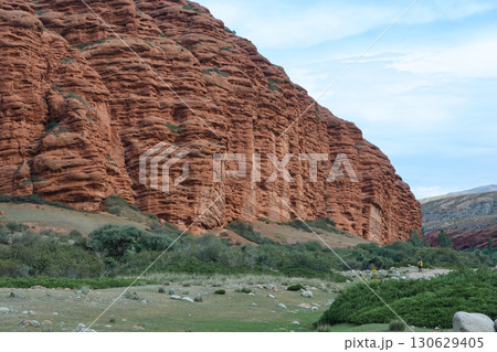 キルギス_ジュク川沿いのトレイル_ダルハンの露頭 130629405