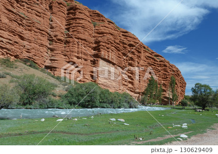 キルギス_ジュク川沿いのトレイル_ダルハンの露頭 キルギス_ジュク川沿いのトレイル_ダルハンの露頭 130629409