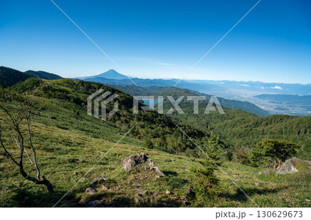 大菩薩嶺から捉えた大菩薩湖と富士山 130629673