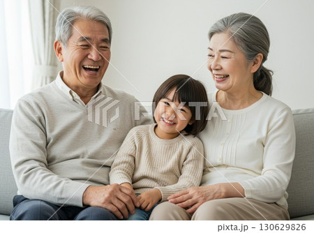 祖父母と孫が笑顔で過ごす幸せなひととき（家族・団らん・笑顔） 130629826
