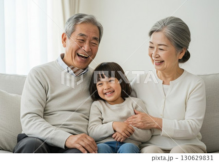 祖父母と孫が笑顔で過ごす幸せなひととき（家族・団らん・笑顔） 130629831