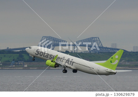 東京湾を背景に離陸する旅客機　着陸するソラシドエア機 130629879