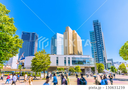 日本の横浜都市景観9月8日。 エアキャビンの桜木町駅や横浜市役所、富士ソフトなどビル群を望む 130631239