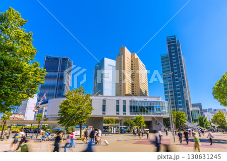 日本の横浜都市景観9月8日。 エアキャビンの桜木町駅や横浜市役所、クロスゲートなどビル群を望む 130631245