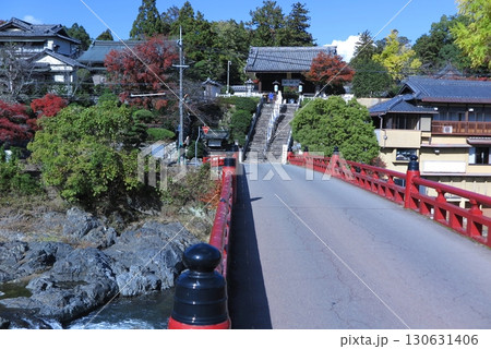 清和源氏ゆかりの多田神社(兵庫県川西市):解体移設前の御社橋から眺めた門前 清和源氏ゆかりの多田神社(兵庫県川西市):解体移設前の御社橋から眺めた門前 130631406