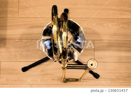 スタンドに置かれたトロンボーンを上から見た写真 130631457