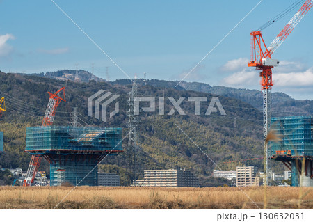 大阪府枚方市と大阪府高槻市間の新名神高速道路の の建設現場 130632031