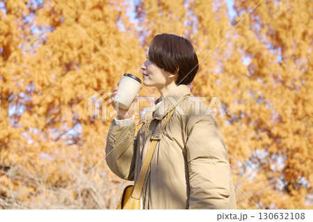 屋外でコーヒーを飲む女性　ミドルエイジ　紅葉 130632108