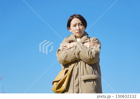 外で凍えるミドルエイジの女性 130632132