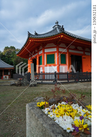 朱色に映える京都府八幡市の八角堂を撮影 130632181