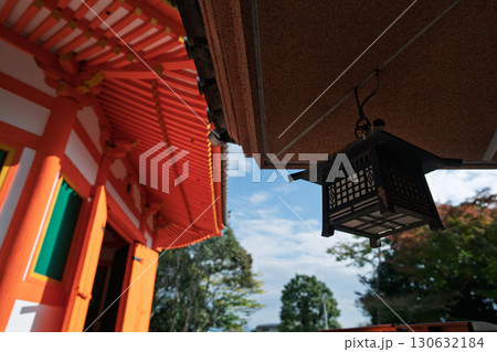 朱色に映える京都府八幡市の八角堂を撮影 130632184