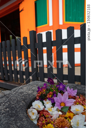 朱色に映える京都府八幡市の八角堂を撮影 130632188